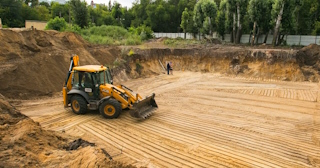 Разработка котлована Соликамск стоимость за от 562 руб. м3 - заказать работы по копке и рытью котлованов | траншей